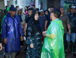 Walikota Bandar Lampung Hj.Eva Dwiana Peduli Korban Banjir