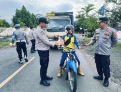 Kegiatan Positif , Polsek Blambangan Umpu Bagikan Takjil ke Masyarakat