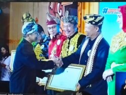 Bupati Way Kanan Raih Penghargaan Pada FTBIN 2025 Atas Dedikasi Dalam Pelestarian Bahasa Daerah