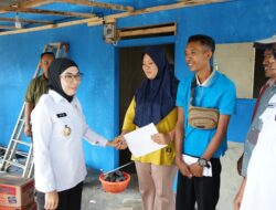 Bupati Ayu Asalasiyah Tinjau Dan Salurkan Bantuan Untuk Korban Kebakaran Di Kelurahan Pasar Banjit