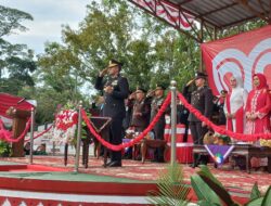 Kapolres Way Kanan Pimpin Upacara Penurunan Bendera Merah Putih Pada Peringatan HUT Ke-80 RI Tingkat Kabupaten Way Kanan