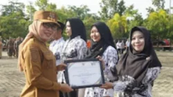 Peringati Hardiknas 2026, Pemkab Way Kanan Berikan Penghargaan kepada Lima Guru Teladan